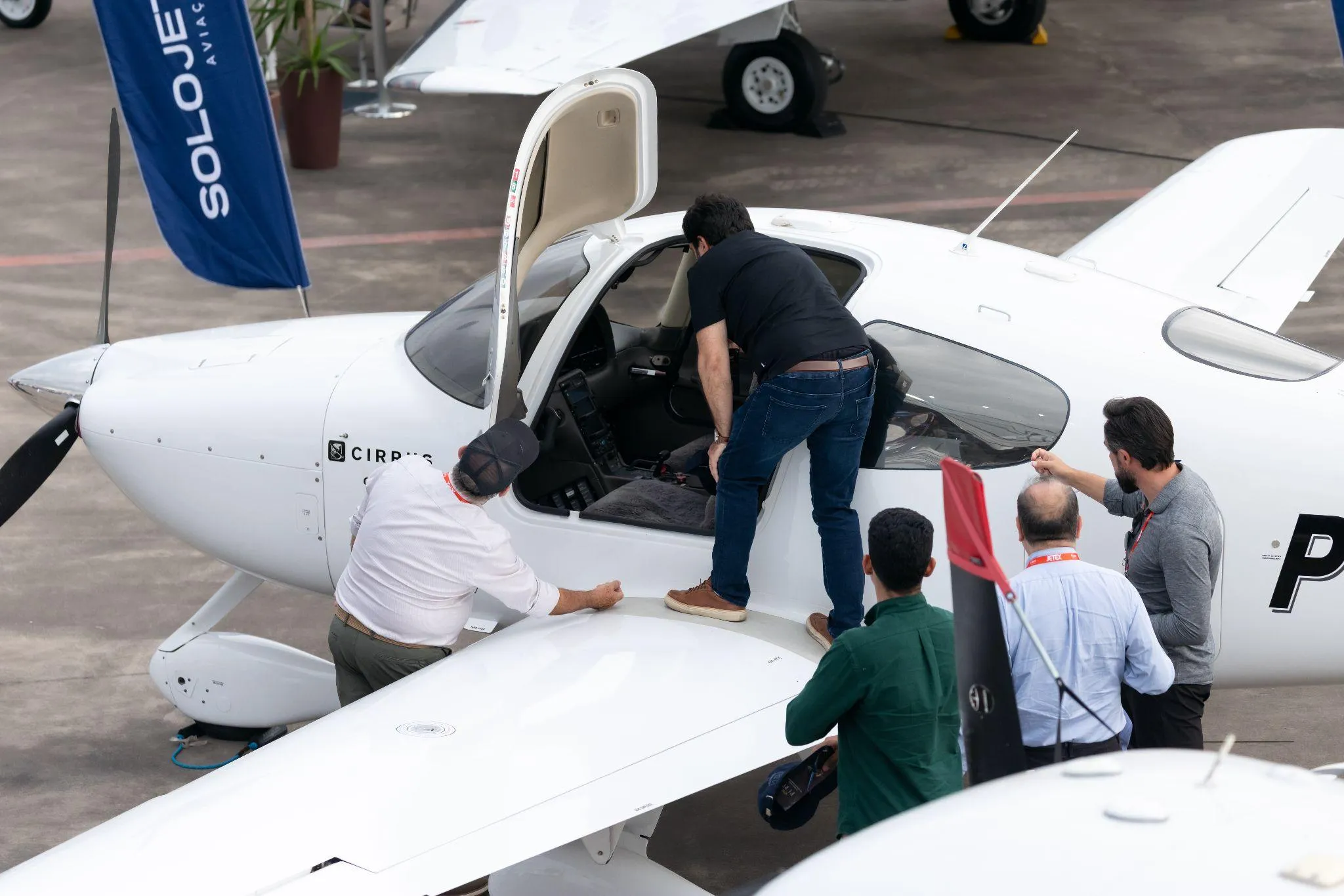 Visitantes observando de perto uma aeronave na exposição estática da LABACE