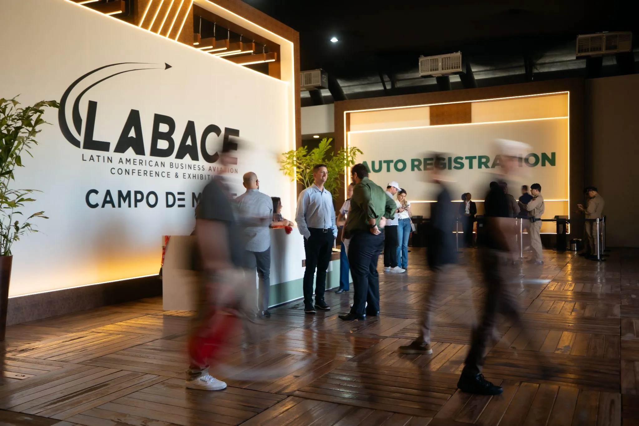 Movimento de visitantes na entrada da LABACE, com o letreiro do evento ao fundo