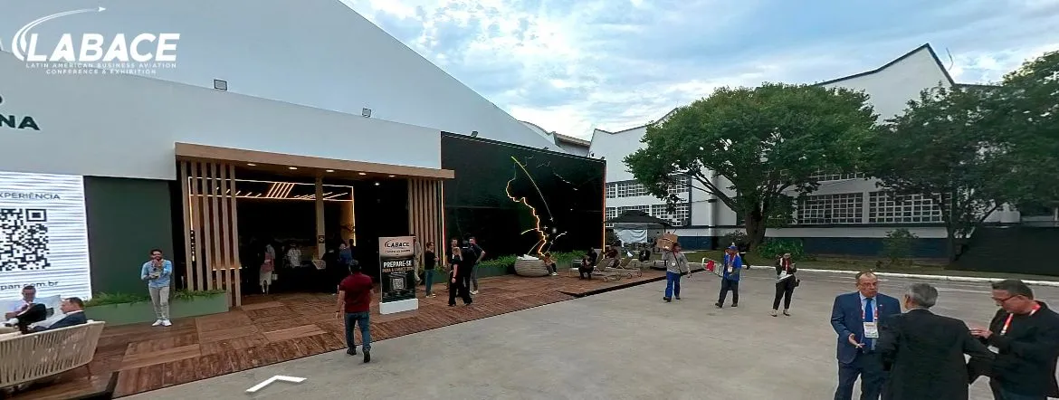 Pátio de entrada da LABACE ao entardecer, com o letreiro do evento iluminado