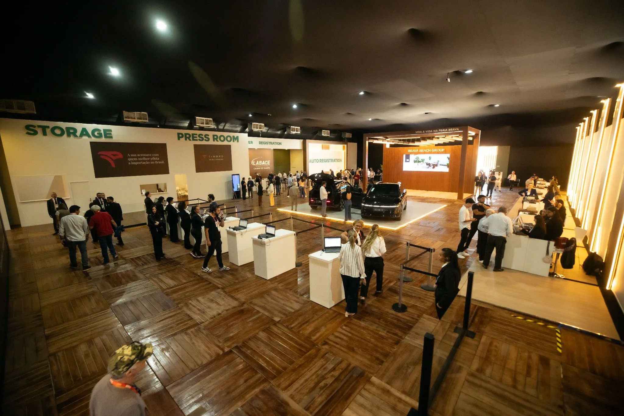Vista de cima do hall de credenciamento da LABACE, com visitantes circulando entre os balcões