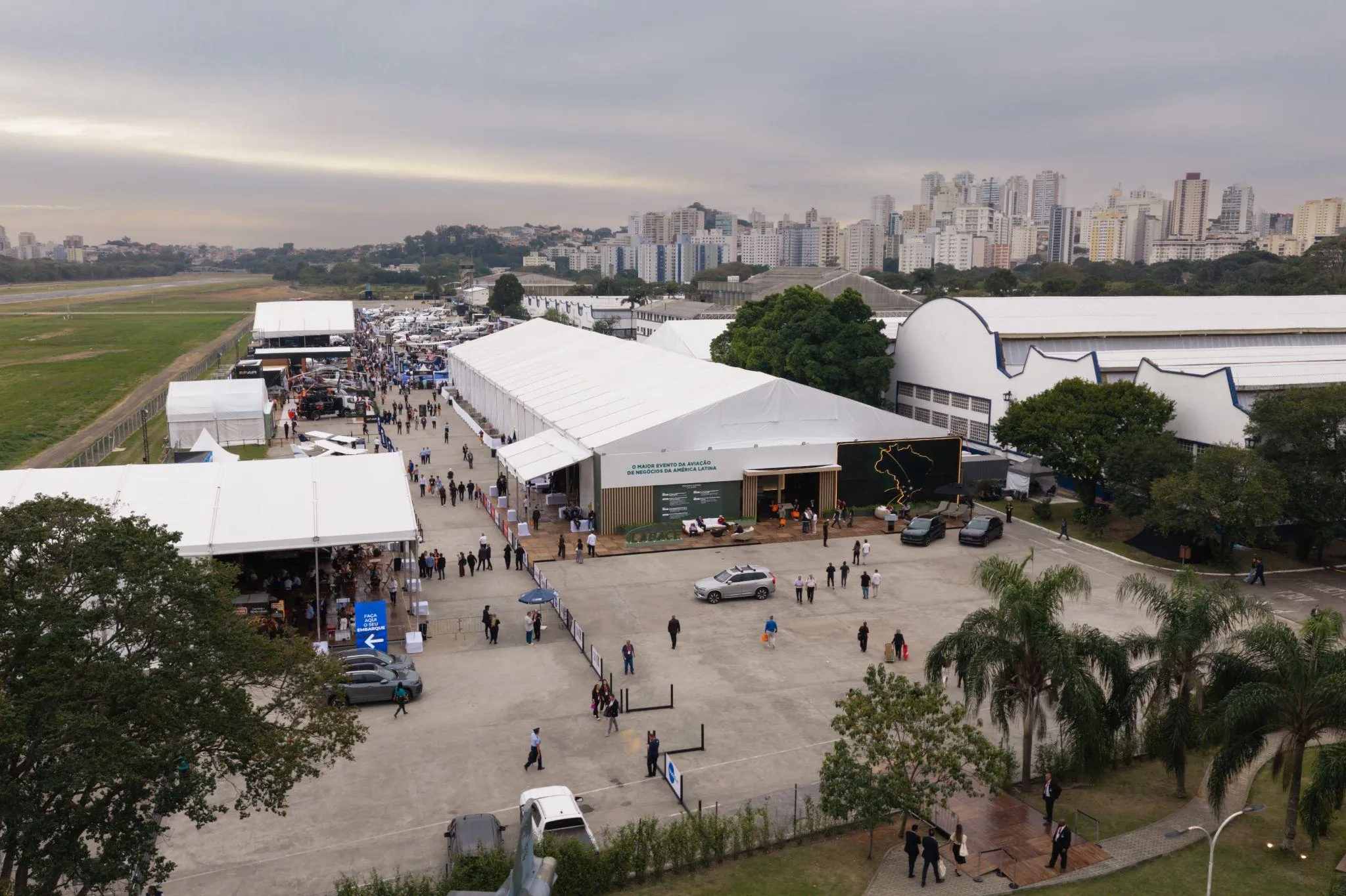 Executivos em reunião dentro de uma aeronave durante a LABACE