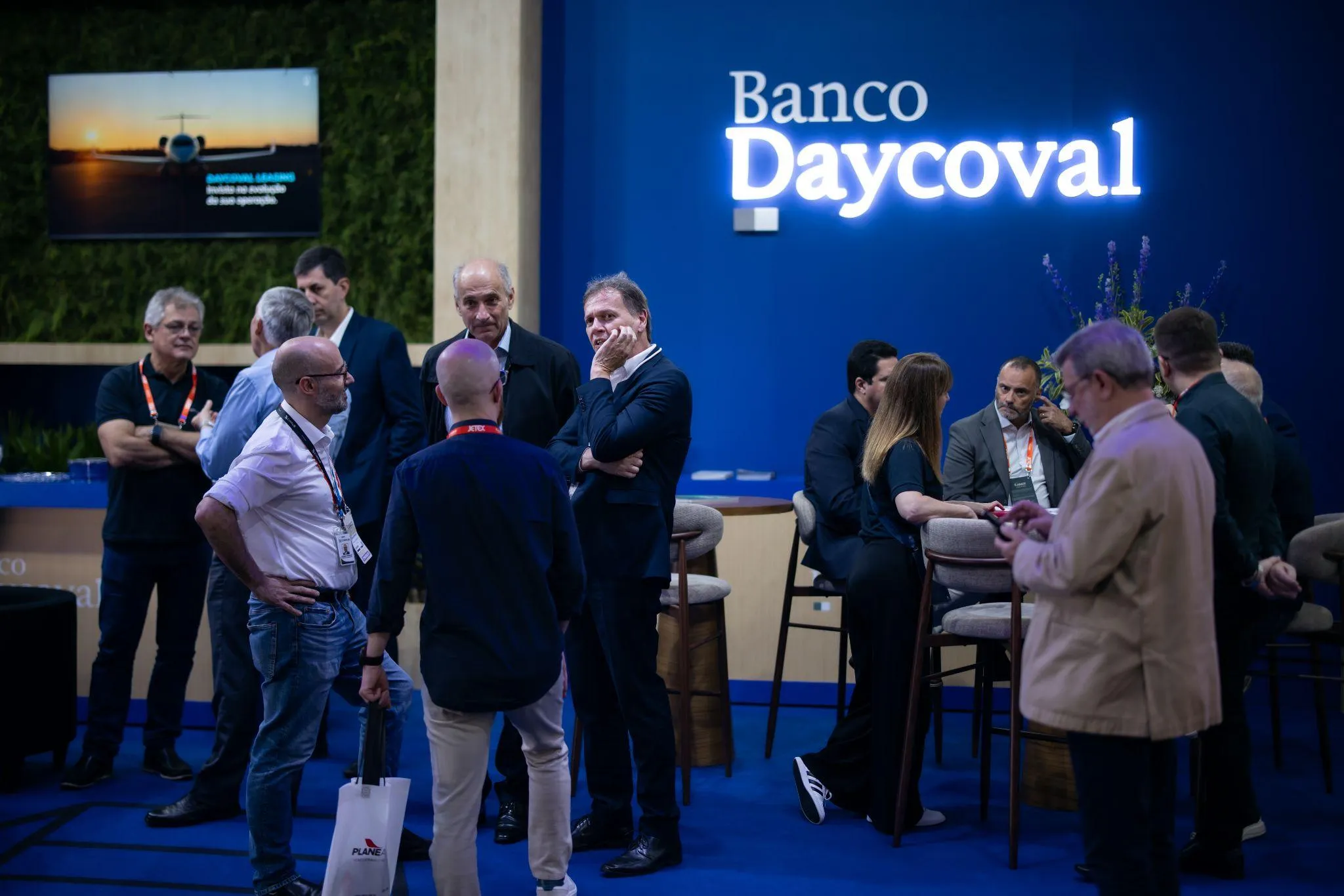 Executivos reunidos em um lounge de patrocinador durante a LABACE